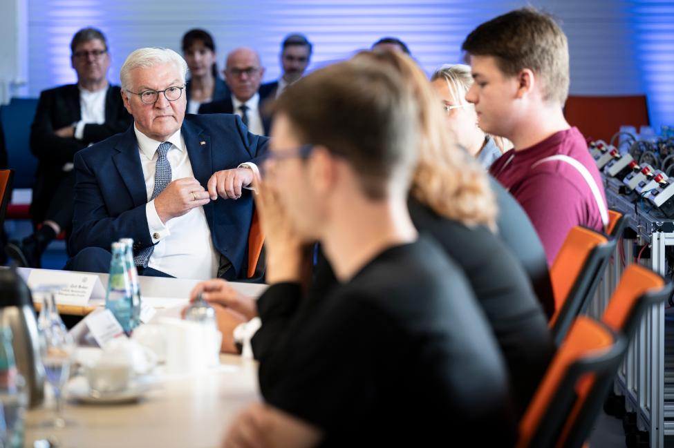 Bundespräsident Steinmeier diskutiert mit Ausbildern, Auszubildenden, Vertreterinnen und Vertretern des Jugendbeirats Zwickau, der Politik und des VW-Vorstands zum Thema Transformationserfahrungen